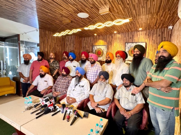 ਸ਼੍ਰੋਮਣੀ ਅਕਾਲੀ ਦਲ ਦੇ ਹਲਕਾ ਖਰੜ ਇੰਚਾਰਜ ਰਵਿੰਦਰ ਸਿੰਘ ਖੇੜਾ ਜਾਣਕਾਰੀ ਦਿੰਦੇ ਹੋਏ।