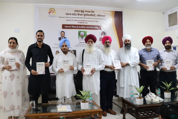 ਅੰਤਰਰਾਸ਼ਟਰੀ ਪੁਸਤਕ ਬਾਰੇ ਜਾਣਕਾਰੀ ਦਿੰਦੇ ਹੋਏ ਯੂਨੀਵਰਸਿਟੀ ਦੇ ਫੈਕਲਟੀ ਮੈਂਬਰ।