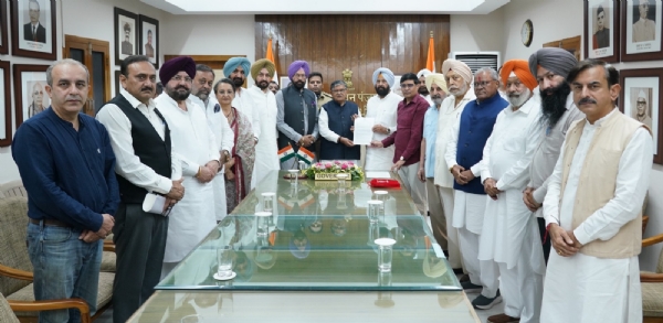 ਪੰਜਾਬ ਦੇ ਰਾਜਪਾਲ ਗੁਲਾਬ ਚੰਦ ਕਟਾਰਿਆ ਨੂੰ ਮੰਗ ਪੱਤਰ ਦਿੰਦੇ ਹੋਏ ਪੰਜਾਬ ਭਾਜਪਾ ਪ੍ਰਧਾਨ ਕੇਵਲ ਸਿੰਘ ਢਿੱਲੋਂ ਤੇ ਹੋਰ ਸੀਨੀਅਰ ਆਗੂ
